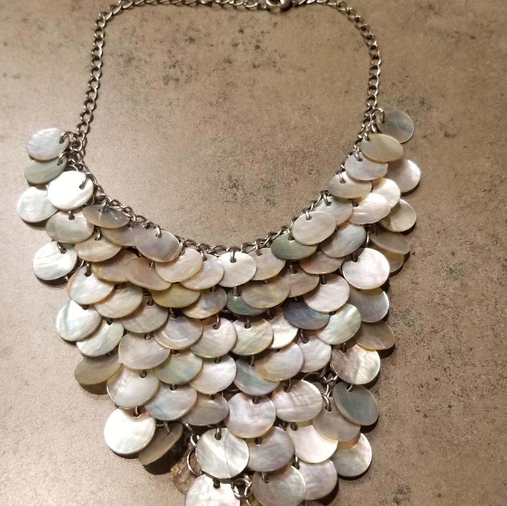 Shell layered necklace choker